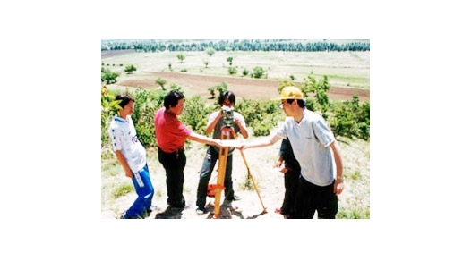 教師指導(dǎo)學(xué)生進(jìn)行地形圖測量