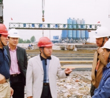       圖為學(xué)院畢業(yè)生韋世國副局長（左一）、學(xué)院畢業(yè)生九泰公司 總經(jīng)理關(guān)和平（中）在施工現(xiàn)場