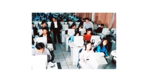 汽車專業(yè)多媒體教室內(nèi),教師指導(dǎo)學(xué)生進(jìn)行畢業(yè)設(shè)計