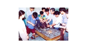 教師指導(dǎo)學(xué)生做后橋調(diào)整實驗